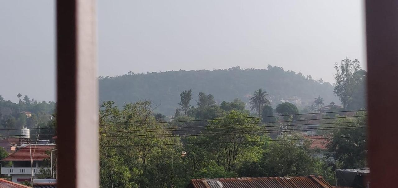 Giri'S Homestay マディケーリ エクステリア 写真